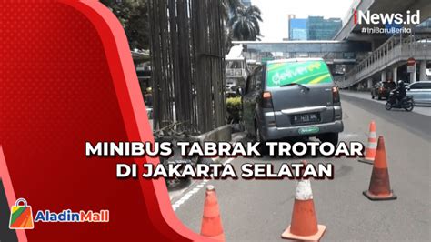 Sopir Ngantuk Minibus Tabrak Trotoar Di Jakarta Selatan