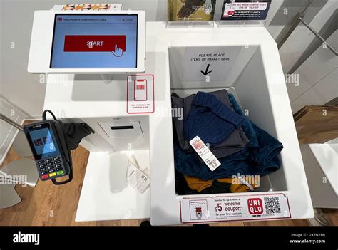 Caisses Libre Service Uniqlo L Int Rieur De La Station Lectrique