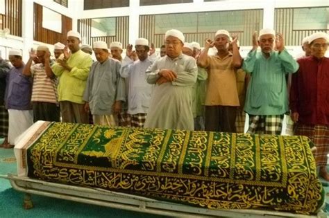 Urutan Tata Cara Sholat Jenazah Lengkap Bacaan Niat Hukum Keutamaan