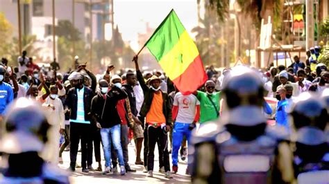 URGENT LE SÉNÉGAL PROTESTE EN CE MOMENT EXIGENT BASSIROU DIOMAYE FAYE