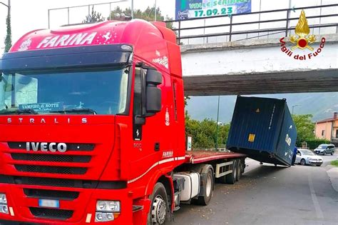 Tir Si Incastra Sotto Ponte E Perde Container Disagi Sulla Statale