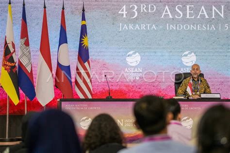 Konferensi Pers Perkembangan KTT Ke 43 ASEAN ANTARA Foto