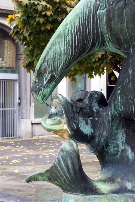 Anversa Belgio Fontana E Statua Di Un Aquila E Di Un Pesce Ad Anversa