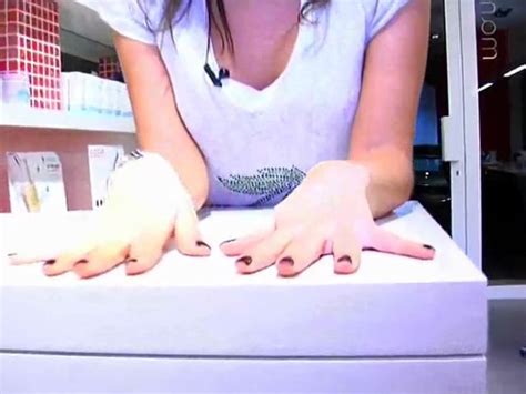 Le On De Manucure Les Astuces Pour Poser Son Vernis Ongles Vid O