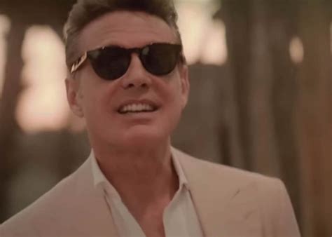 Luis Miguel sorprende al aparecer en campaña publicitaria Celebrity Land