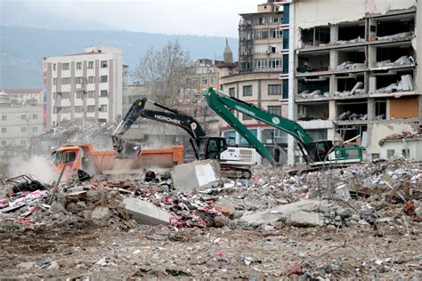 Kahramanmaraşta enkaz kaldırma çalışmaları sürüyor İhlas Haber Ajansı