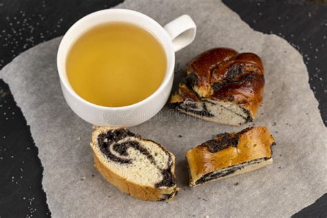 Bollo De Trigo Con Relleno De Semillas De Amapola Foto De Archivo