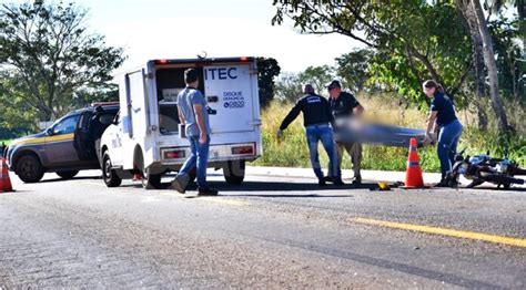 HOMEM TEM CORPO DILACERADO APÓS ACIDENTE MOTO E CAMINHÃO CENAS