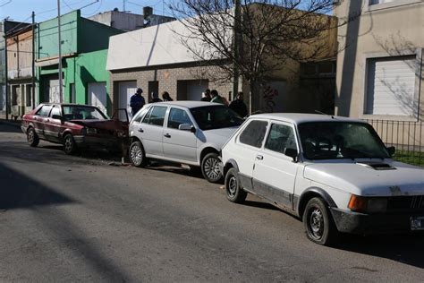 Delincuentes robaron un auto con el que chocaron a dos vehículos