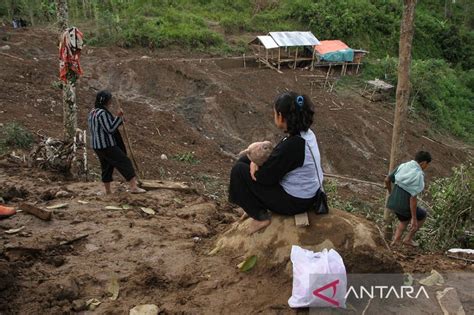 Dampak Tanah Longsor Di Tana Toraja Antara News