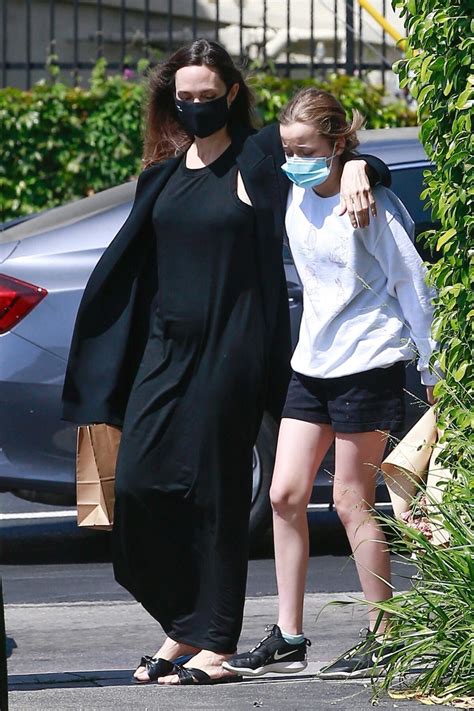 Photo Angelina Jolie et sa fille Vivienne sont allées acheter des