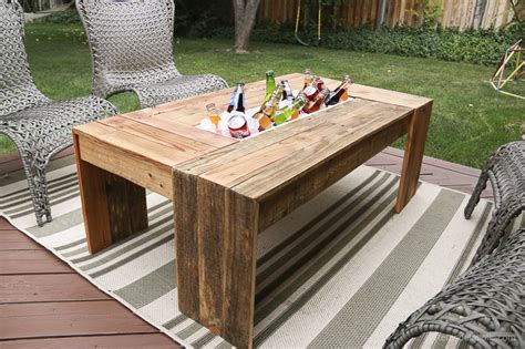 Remodelaholic Diy Outdoor Pallet Coffee Table With Drink Cooler