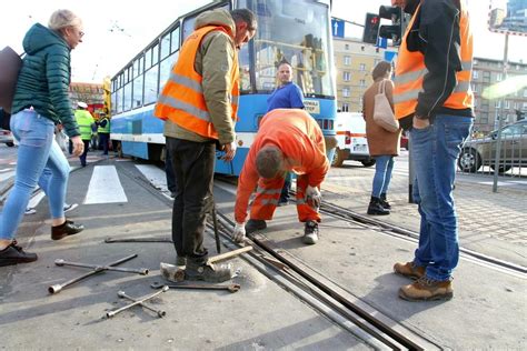 Utrudnienia dla pasażerów MPK Wrocław Trwa naprawa torowiska na pętli