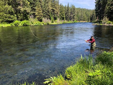 Metolius River Oregon Fly Fishing Trip With Fisherman Casting Stockfoto