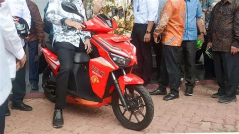 Mirip Honda Matic Vario Motor Listrik Gesits Merah Memukau