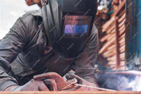 Trabajos De Soldadura Man Welding In Workshop Carpintería Metálica Y