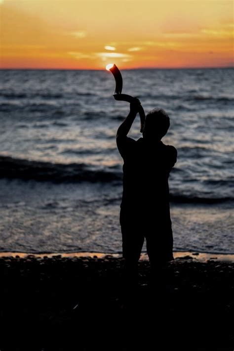 7 Biblical Meanings of Blowing the Shofar