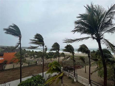 Hurricane Agatha Makes Landfall In Mexico Tourist Towns With 105mph