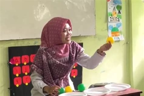 Siti Alifah Faiz Guru Honorer Sekaligus Content Creator Yang Melihat