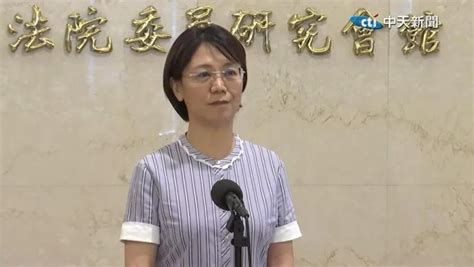 遭吳思瑤點名「立院違憲新三寶」 翁曉玲反嗆「法盲」：被大法官打臉還不自知