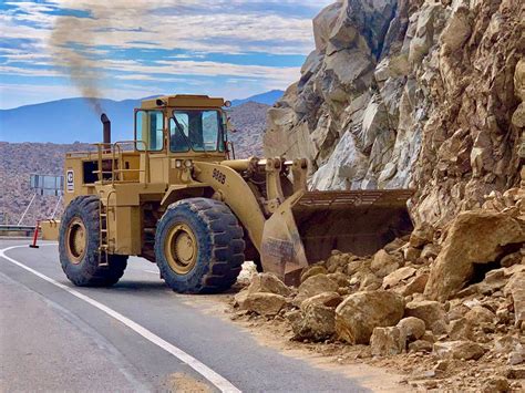 Realizan Labores De Limpieza En Autopista Centinela La Rumorosa