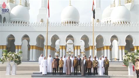 Masjid Raya Sheikh Zayed Solo Bersatunya Keindahan Arsitektur Dan