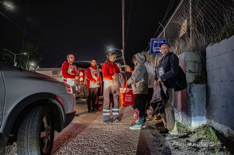 Voluntarios de Cruz Roja reparten cobijas a personas en situación de