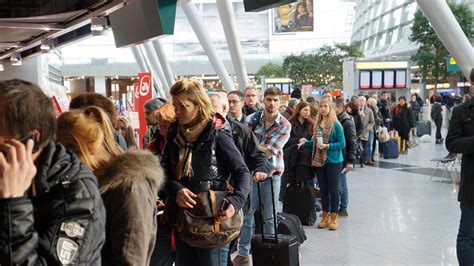 Mehrere Fl Ge Gestrichen Streik Legt Flughafen K Ln Bonn Lahm