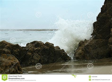 Ondas Que Causam Um Crash Nas Rochas Na Praia Foto De Stock Imagem De