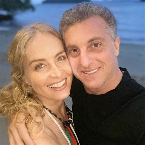 Angélica faz 47 anos e ganha homenagem de Luciano Huck Ao infinito e