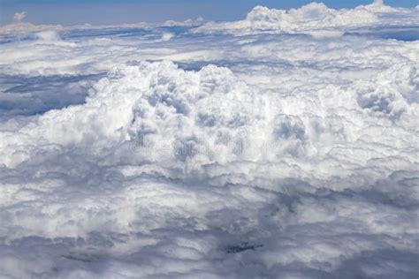 El Volar Sobre Una Capa Densa De Nubes Blancas Nubes Grandes Y Hermosas