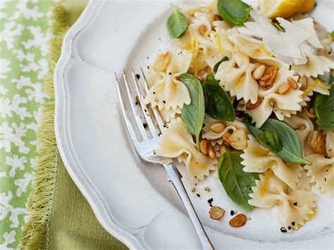 Zitronen Pasta Mit Basilikum Und Pinienkernen Rezept EAT SMARTER