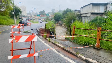 Córrego Pirajuçara engole calçada e trecho de via na divisa São