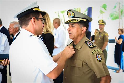 COMANDANTE GERAL DA PMPE É AGRACIADO A MEDALHA AMIGO DA MARINHA