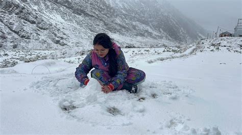 Manali Snowfall: मनाली में अटल टनल के पास बर्फबारी, कोकसर में 1 फीट हिमपात, वाहनों पर लगा ब्रेक ...