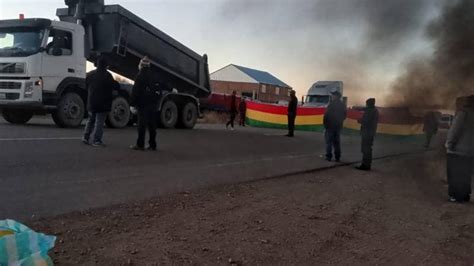 Transportistas bloquean la carretera Oruro La Paz por falta de dólares