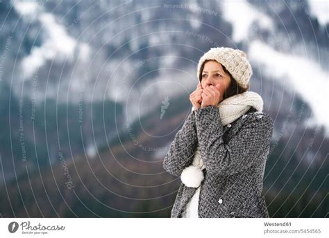 Porträt einer älteren Frau im Winter ihre Hände wärmt ein