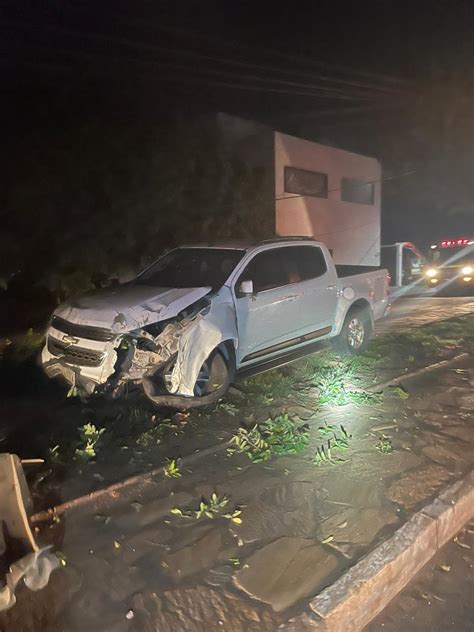 Motorista De Caminhonete Tenta Desviar De Motocicleta E Bate Em Poste