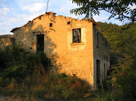 Abandoned farm house in Italy that my father grew up in (2592x1944) : r/AbandonedPorn