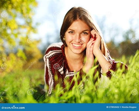 Jeune Fille Gaie Se Trouvant Sur L Herbe Verte Photo Stock Image Du