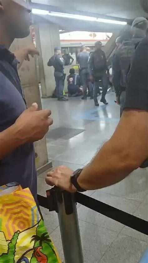 Policial Paisana Saca Arma De Fogo Durante Confus O Dentro De Trem Da