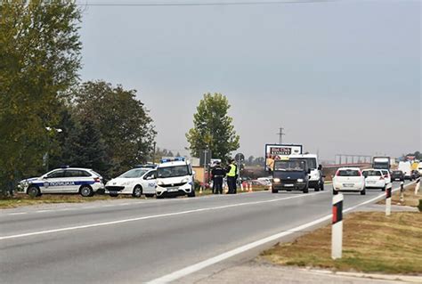 Kombi Pokosio Pje Aka Koji Je Pretr Avao Put Ovjek Na Mjestu Poginuo