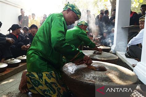 Keraton Kanoman Cirebon Sucikan Gong Untuk Peringatan Maulid Nabi