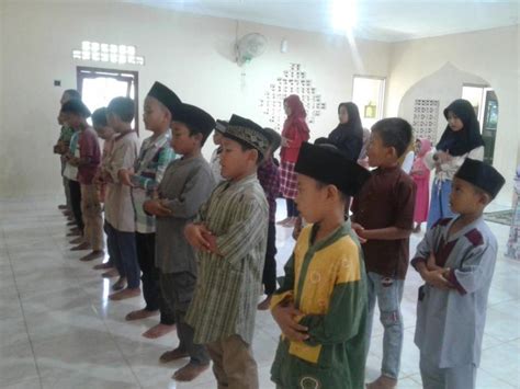 Dedikasi Santri Belajar Dan Berlatih Sholat Di TPA Ar Rasyid Dl