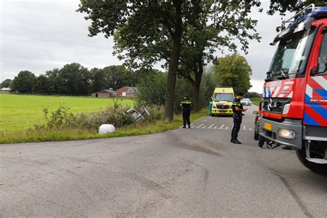 Auto Belandt In Sloot Na Aanrijding Op Kruising Brabant