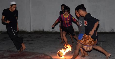 Tradisi Sepak Bola Api Di Kampung Kenjeran Surabaya