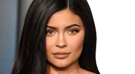 Kylie Jenner Debuts Neon Yellow Winged Eyeliner — See the Photos | Allure