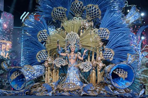 Adriana Pe A Reina Del Carnaval De Santa Cruz De Tenerife Con La