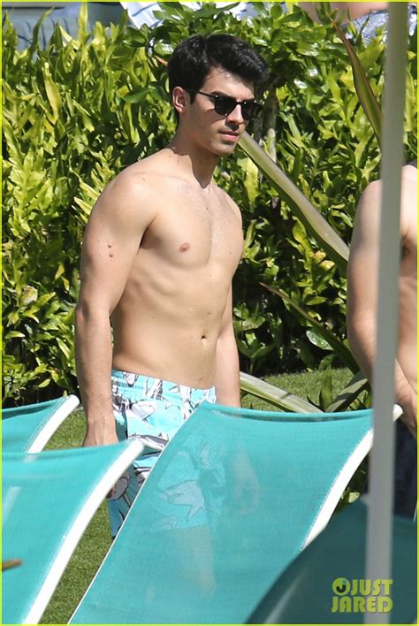 Joe Jonas Shirtless Beach Frisbee Player In Hawaii Photo 3023744 Joe Jonas Jonas Brothers