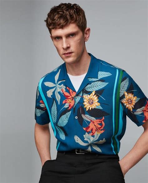 Las Camisas Masculinas ‘low Cost’ Con Estampado De Rayas Y Flores Que Arrasarán Este Verano